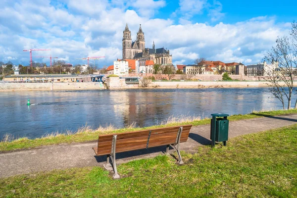 Veduta della Cattedrale di Magdeburgo e del fiume Elba da una panchina, Magdebu — Foto Stock