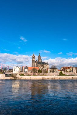 Başka bir taraftan, Ma Magdeburg Katedrali ve Elbe Nehri'nin görünümü