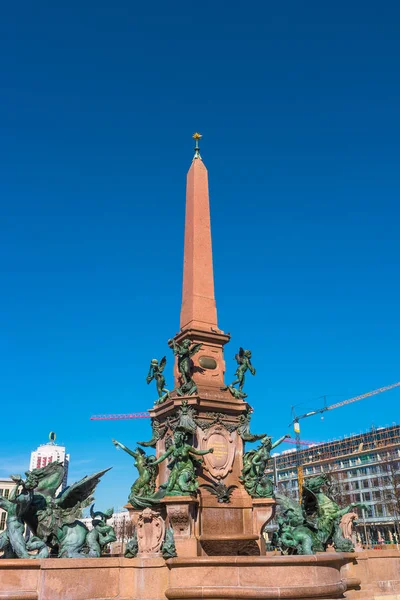 Fuente llamada Mendebrunnen en Leipzig, en el centro de Alemania — Foto de Stock