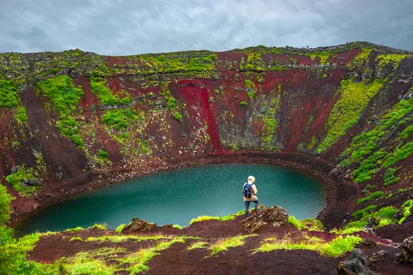 Kleurrijke vulkanische krater gevuld met blauw water, IJsland — Stockfoto