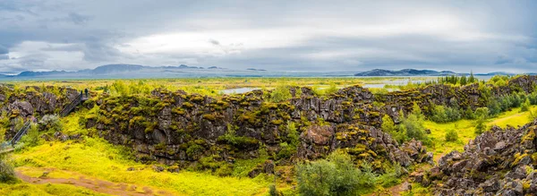 Panorámás kilátás nyílik a Thingvellir nemzeti park és a Pingvallavatn — Stock Fotó