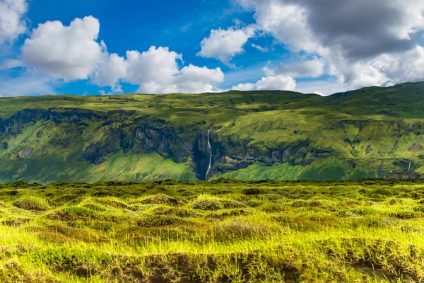 Panoramisch zicht van verlichte grasveld en waterval op Icela — Stockfoto