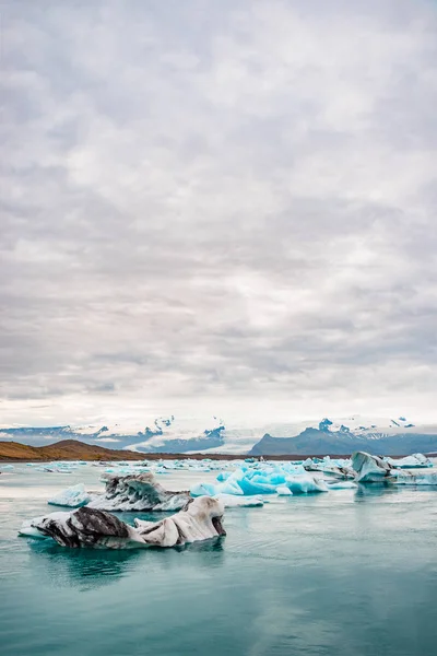 Gros icebergs bleus au lagon des glaciers sur l'Islande — Photo