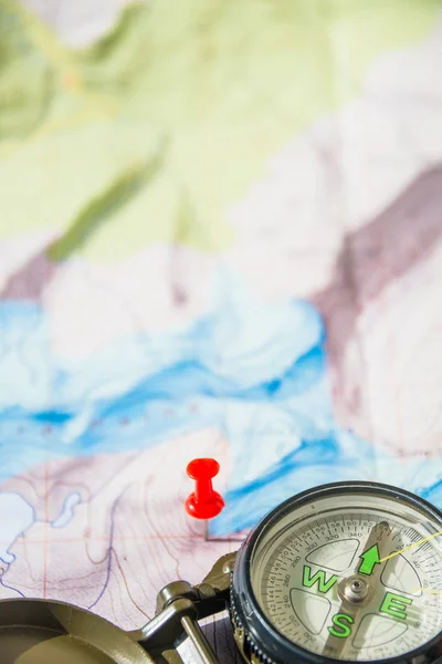 Conjunto de mapa, pasador rojo y brújula para un viajero exitoso — Foto de Stock