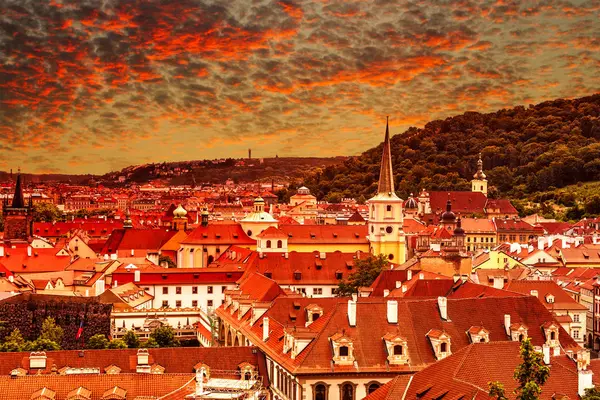 Vista de pájaro de la hermosa puesta de sol rojiza sobre Praga, República Checa —  Fotos de Stock