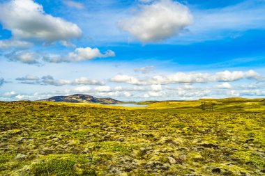 Panoramik ışıklı çim alan ve şelale Icela üzerinde
