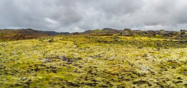 Panoramik ışıklı çim alan ve şelale Icela üzerinde