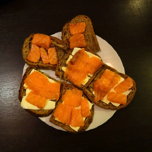 मक्खन और रोटी के साथ महंगी रूसी लाल सैल्मन — स्टॉक फ़ोटो, इमेज