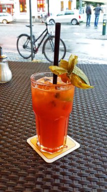 Kırmızı ışıklı kokteyl ile kavun akşam sokak kafe