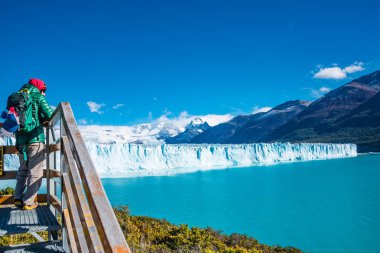 Buzul Perito Moreno Patagonia ve yalnız uzun yürüyüşe çıkan kimse Panoraması