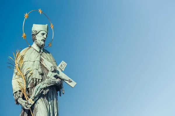 Figure de Saint avec croix à la vieille ville Charles (Karluv le plus) Bri — Photo