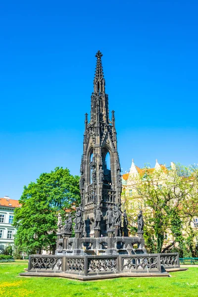 Neo-gotiskt Kranner fontän och tornet i Prag, Tjeckien — Stockfoto