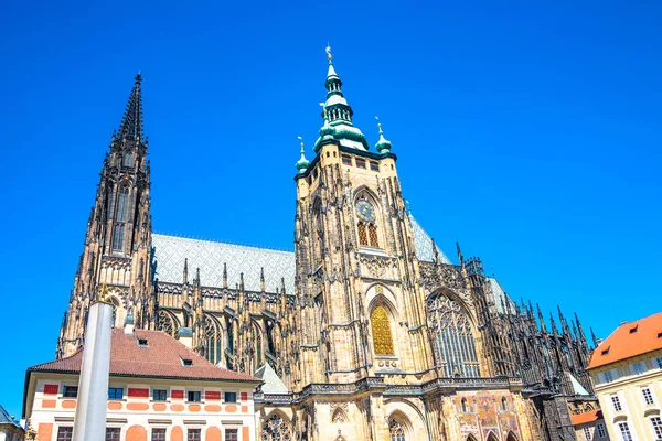 Magnifika Saint Vitus katedralen i Prag, Tjeckien — Stockfoto