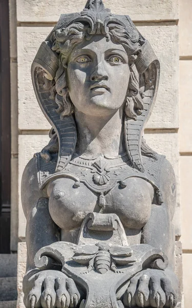 Statue der schönen Sphinx in der Innenstadt von Prag, Tschechische Republik — Stockfoto