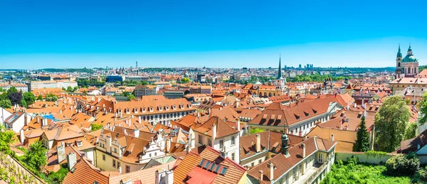 Vista de aves de la Ciudad Vieja en Praga, República Checa, verano — Foto de Stock