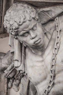 Balkon şehir merkezinde destekleyen güçlü Mısırlı köle heykeli