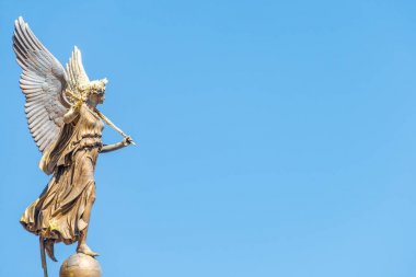 Rudolfinum önünde kanatlı güzel melek heykeli 