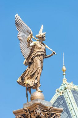 Rudolfinum önünde kanatlı güzel melek heykeli 