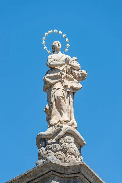 Marian sütun veya Holy Trinity Hradc, dua eden kadın heykeli — Stok fotoğraf