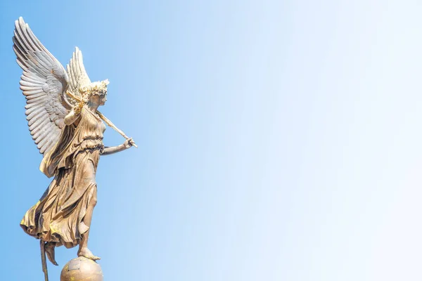 Estátua de belo anjo com asas na frente do Rudolfinum — Fotografia de Stock