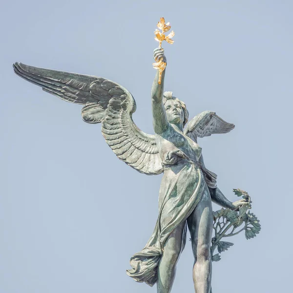 Statua Bellissimo Angelo Con Ali Cima Alla Colonna Sul Ponte — Foto Stock