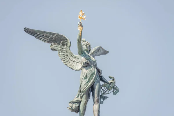 Estátua Belo Anjo Com Asas Topo Coluna Ponte Cechuv Most — Fotografia de Stock