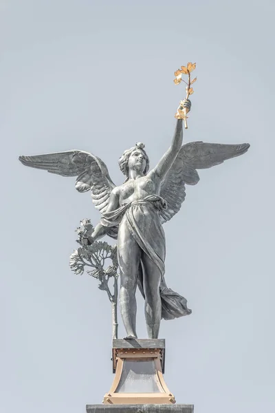 Statua Pięknego Anioła Skrzydłami Góry Kolumny Moście Większość Cechuv Praga — Zdjęcie stockowe