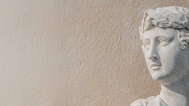 Potsdam 'daki antik şehvetli Rönesans Dönemi kadınının heykeli.