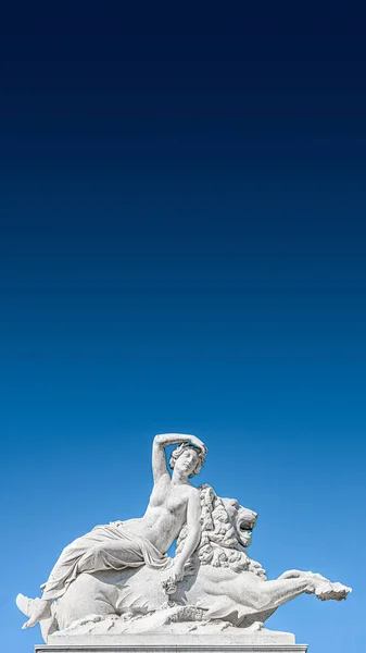 Antigua estatua de la sensual mujer de la era renacentista que yacía sobre un gran león — Foto de Stock