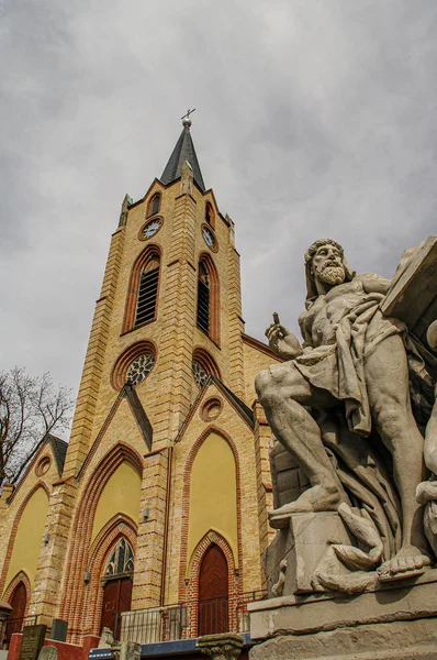 Saint Gertraud Church i Magdeburg i höst färger, Tyskland, cl — Stockfoto