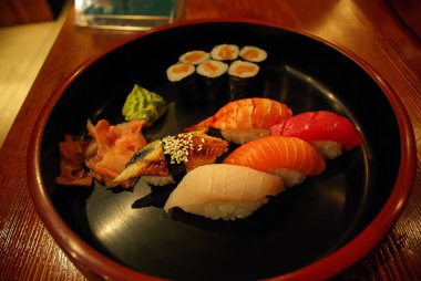 Asya fast food tarzı, ahşap bir tr içinde farklı suşi seti.