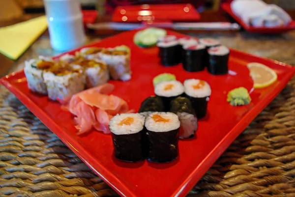 Азиатский стиль фаст-фуда, набор различных суши в большой красный лоток , — стоковое фото