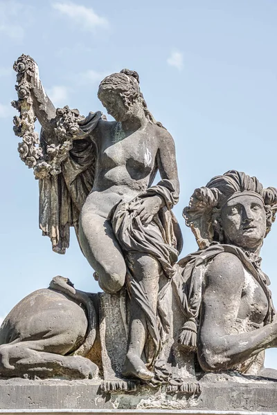 Antigua estatua de la esfinge egipcia y mujer desnuda en el centavo histórico — Foto de Stock