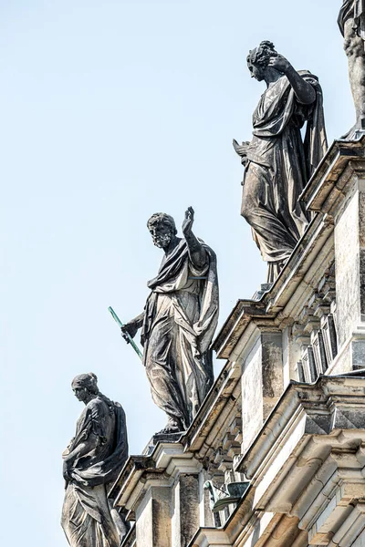 Sehr alte Dachstatuten von hochrangigen Priestern in der Historie aufgereiht — Stockfoto