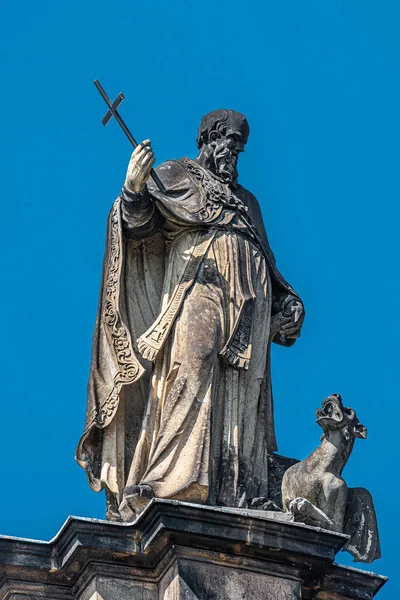 Дуже стара статуя даху високопоставленого священика з хрестом і д — стокове фото