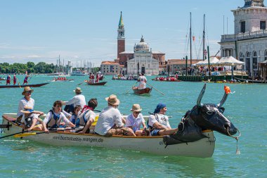 Venedik, İtalya - 24 Mayıs 2015: Geleneksel Vogalonga Regatta, komik ro