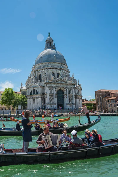 Venetië, Italië - 24 mei 2015: Jaarlijkse Vogalonga Regatta, grappig ro — Stockfoto