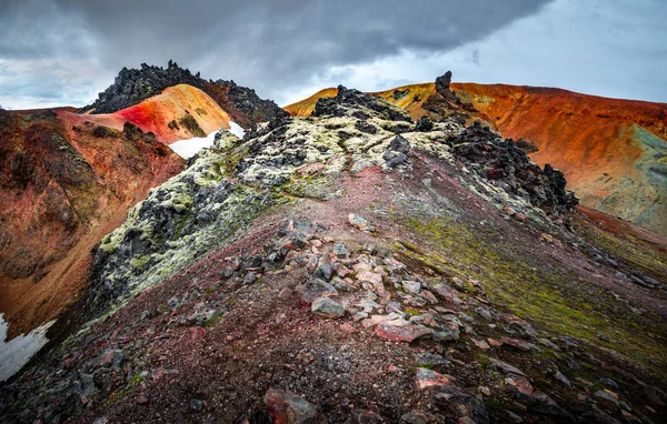 Vue panoramique des montagnes volcaniques colorées de rhyolite Landmanna — Photo