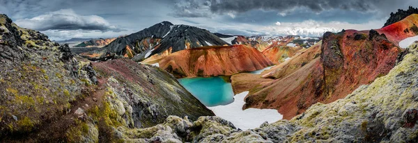 五颜六色的流纹岩火山山脉的全景 — 图库照片