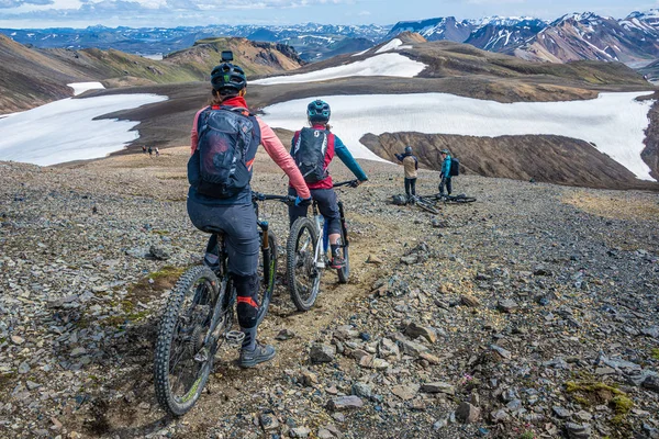 Bikers riding mountain bikes in the Laugavegur multiday trail in — Stock Photo, Image