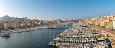 Mars 'ın modern merkezi, limanı ve banliyöleri üzerinde panoramik kuş görüntüsü