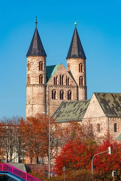 Church of Kloster Our Ladies Church (Unser Lieben Frauen) in golden Autumn colors at downtown of Magdeburg, city center, Elbe river bank, Magdeburg, Germany — Stock Photo, Image