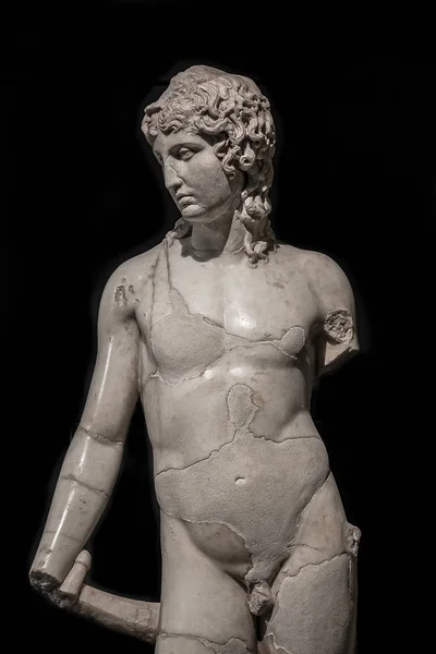 Ancient almost destroyed marble statue of a young naked Roman No — Stock Photo, Image