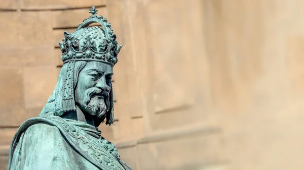 Sztandar ze starą figurą króla Karola Iwa na Karolu (Karluv mos — Zdjęcie stockowe