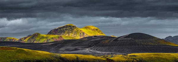 Panoramatický pohled barevné ryolitové sopečné hory Landmanna — Stock fotografie