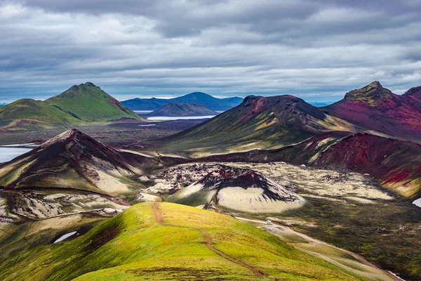 Panoramisch uitzicht kleurrijke ryoliet vulkanische bergen Landmanna — Stockfoto
