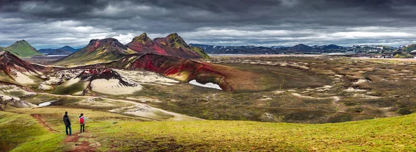 Vista panorâmica de montanhas vulcânicas riolíticas coloridas Landmanna — Fotografia de Stock