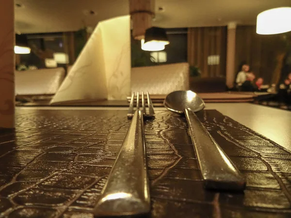 Cubertería de comedor solitario (cuchara y tenedor) se encuentran sobre la mesa en un tenue — Foto de Stock