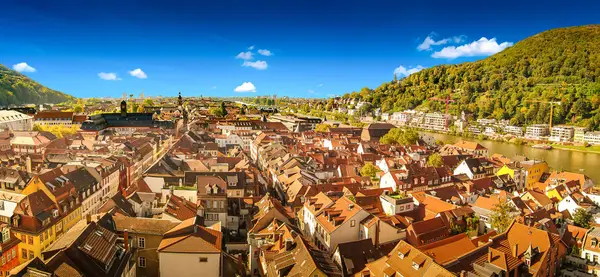 Fågelpanoramautsikt över gamla stan i Heidelberg på solig dag — Stockfoto