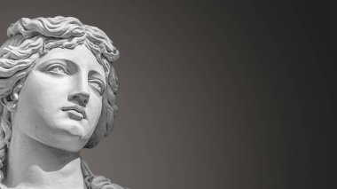 Genç, güzel ve çıplak Roma Rena 'sının heykeli.